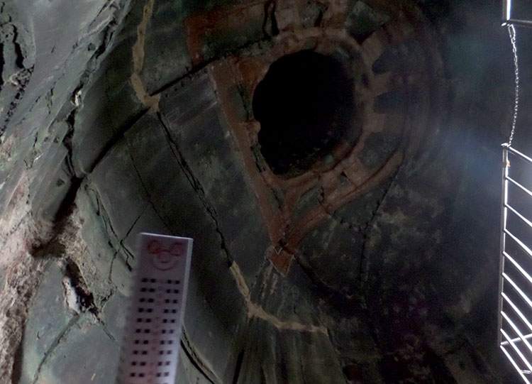 Будда та люди Туристи біля Великого Будди в Камакура, популярна японська пам'ятка