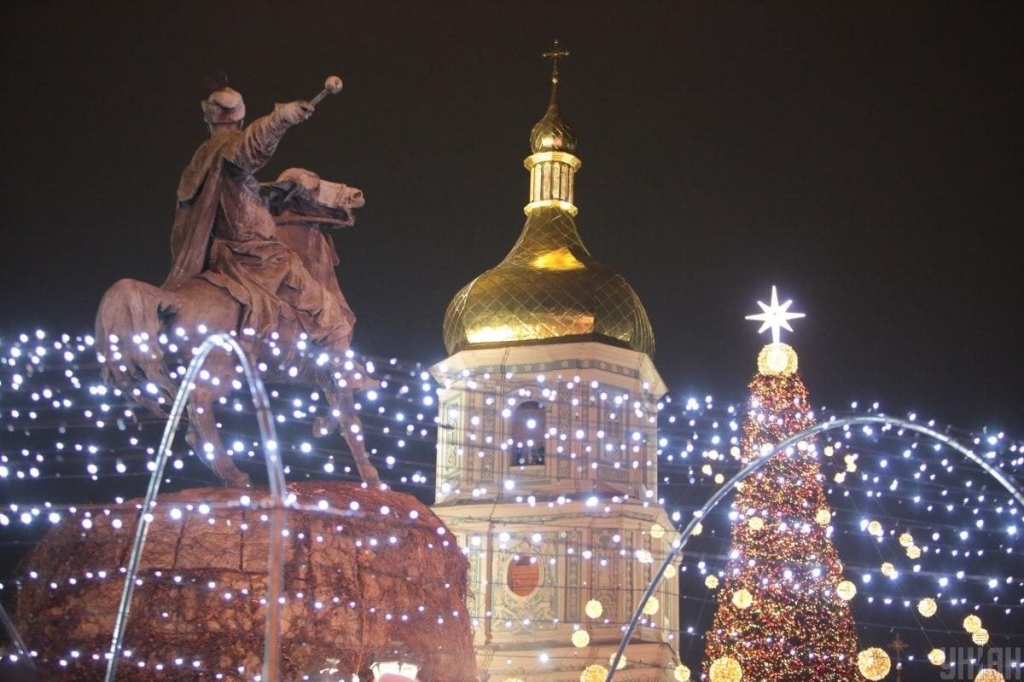 Казкові герої та різдвяне диво: чим дивують святкові містечка Києва цього року 13