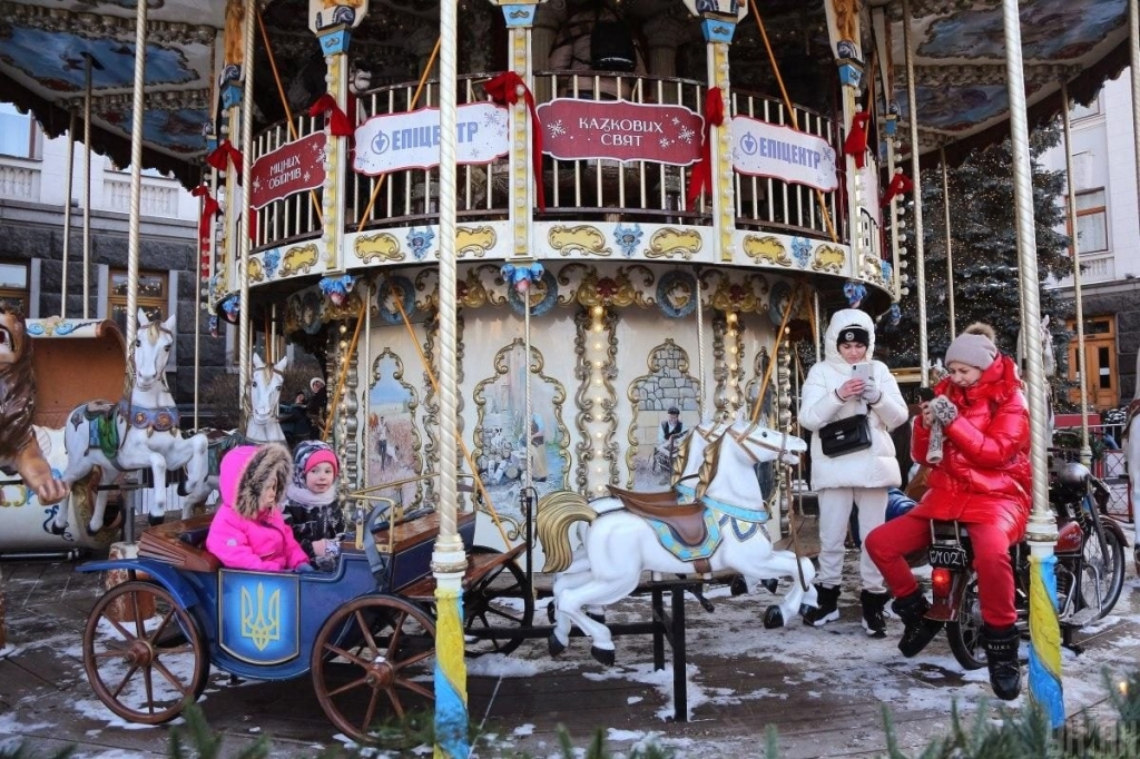 Казкові герої та різдвяне диво: чим дивують святкові містечка Києва цього року 49 Казкові герої та різдвяне диво: чим дивують святкові містечка Києва цього року