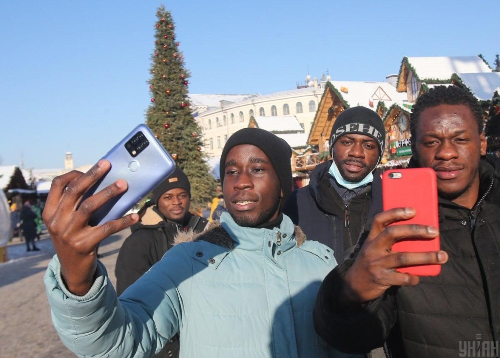 Казкові герої та різдвяне диво: чим дивують святкові містечка Києва цього року 30 Казкові герої та різдвяне диво: чим дивують святкові містечка Києва цього року