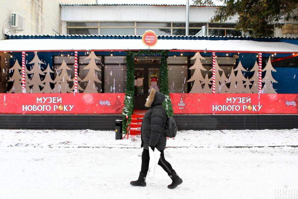 Казкові герої та різдвяне диво: чим дивують святкові містечка Києва цього року 84 Музей Нового року на ВДНГ / фото ТА