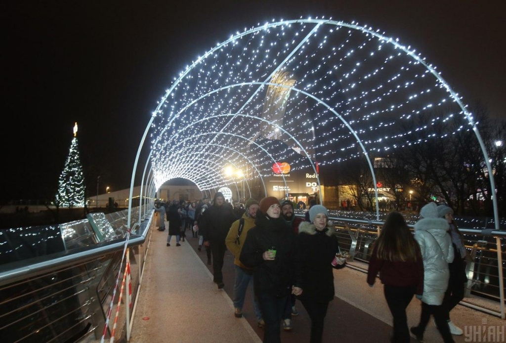 Казкові герої та різдвяне диво: чим дивують святкові містечка Києва цього року 35 Пішохідно-велосипедний міст минулого року / фото ТА
