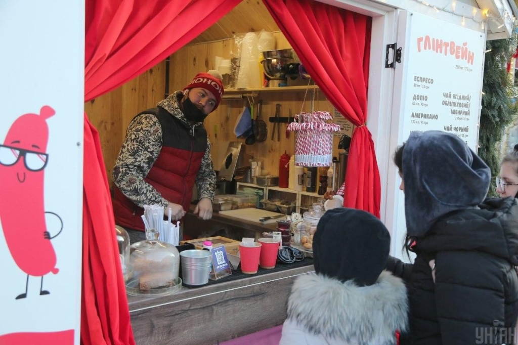 Казкові герої та різдвяне диво: чим дивують святкові містечка Києва цього року 42 Казкові герої та різдвяне диво: чим дивують святкові містечка Києва цього року