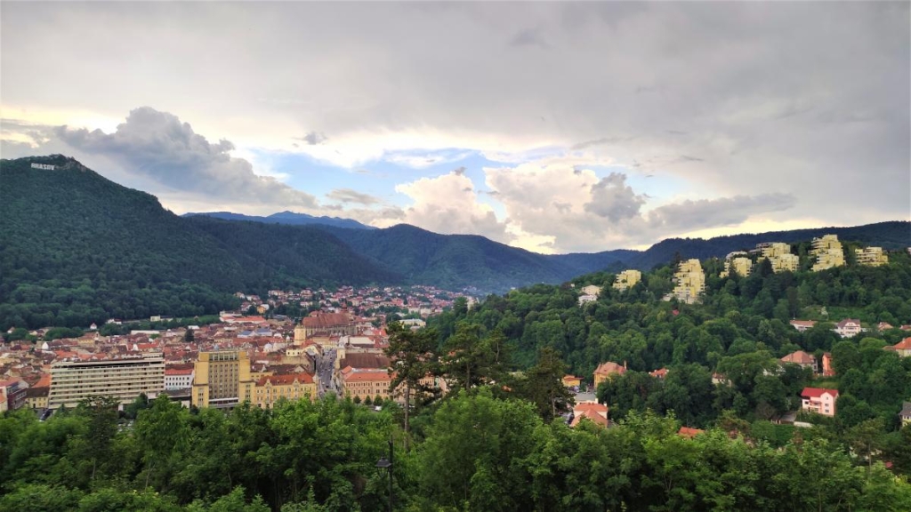 Коли лінь їхати до Дракули: атмосферний замок у румунському Брашові 18 Краєвид на "старий" Брашов / фото Марина Григоренко