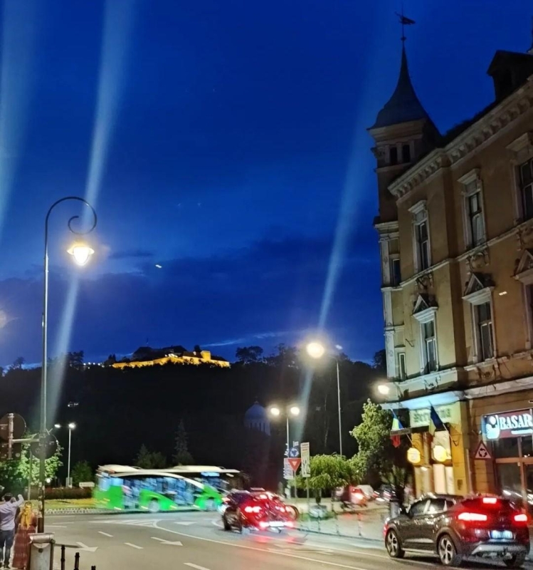 Коли лінь їхати до Дракули: атмосферний замок у румунському Брашові 15 Ввечері фортецю підсвічують / фото Марина Григоренко