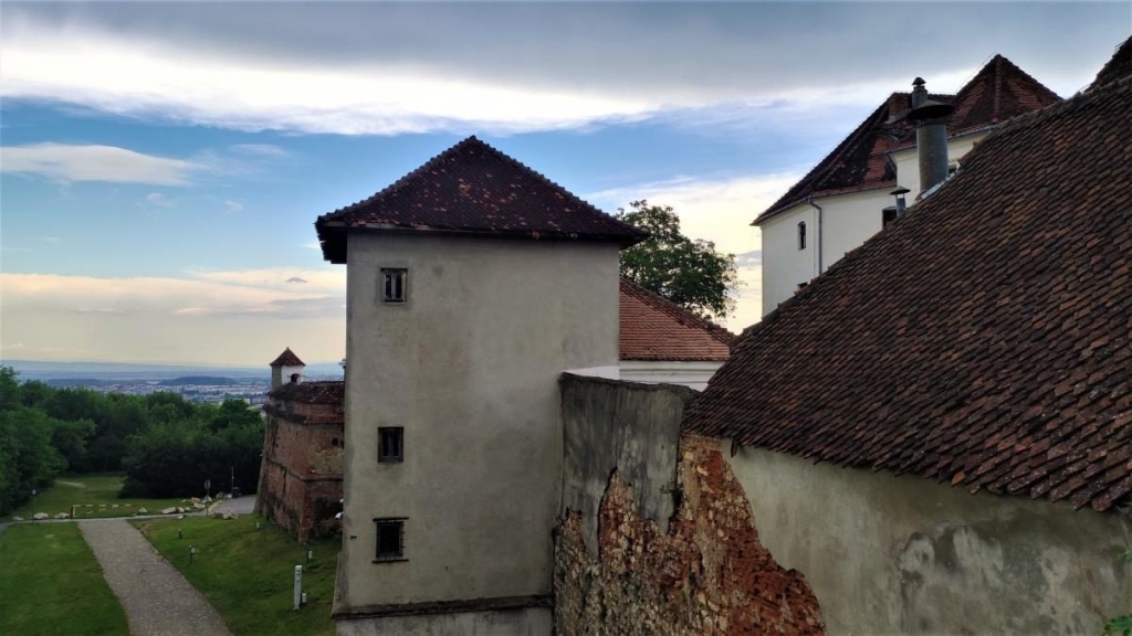 Коли лінь їхати до Дракули: атмосферний замок у румунському Брашові 10 Коли лінь їхати до Дракули: атмосферний замок у румунському Брашові
