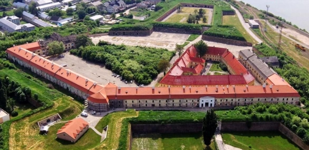 Комарно: затишне містечко на кордоні двох держав-сусідок України 28 Бастіони в Комарно / фото slovakia.travel