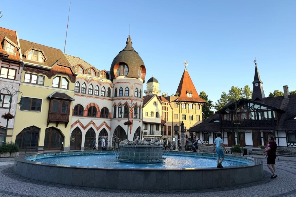 Комарно: затишне містечко на кордоні двох держав-сусідок України 24 Двір Європи в Комарно / фото Наталія Петерварі