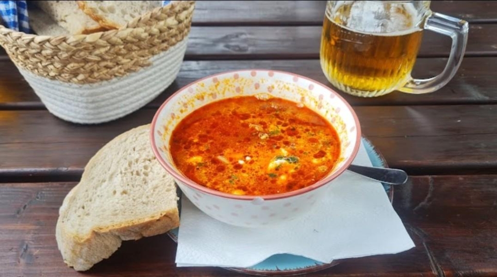 Комарно: затишне містечко на кордоні двох держав-сусідок України 37 Суп, який подають у ресторані "Čárda pri Váhu" / фото Наталія Петерварі