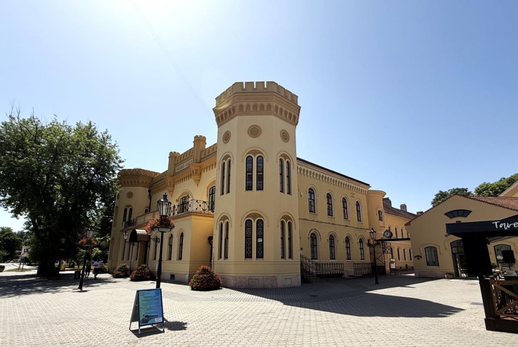 Комарно: затишне містечко на кордоні двох держав-сусідок України 27 будівля Університету ім. Яноша Шеє в Комарно / фото Наталія Петерварі