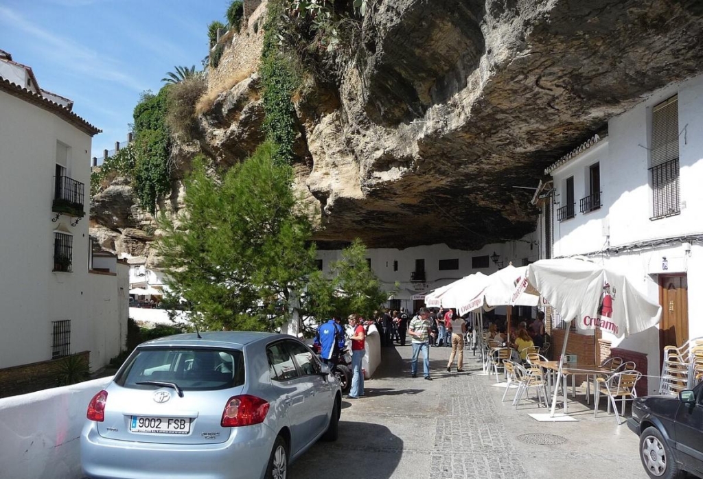 Люди живуть буквально під скелею: блогерка показала селище в Іспанії, яке вражає туристів 1 Скеля нависає над річкою Ріо-Гуадальпоркун.