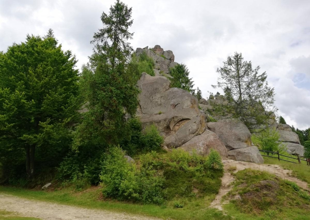 Львівщина для активних туристів: ідеї для піших походів у гори – Тустань, Східниця, Орів 7 Львівщина для активних туристів: ідеї для піших походів у гори – Тустань, Східниця, Орів