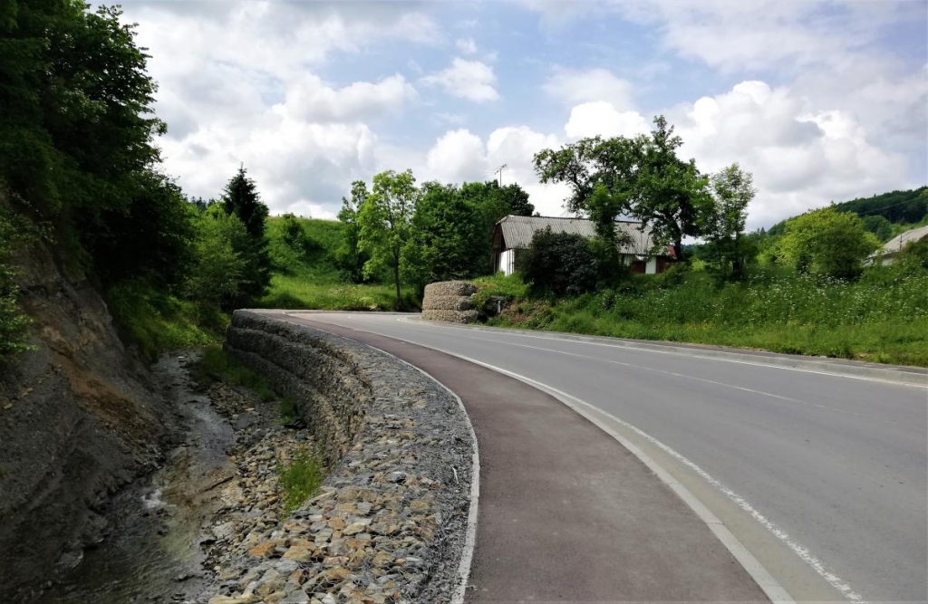 Львівщина для активних туристів: ідеї для піших походів у гори – Тустань, Східниця, Орів 26 Нова дорога з Урича до Східниці / фото Марина Григоренко