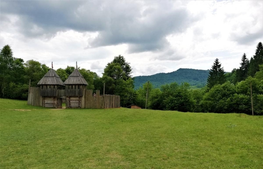 Львівщина для активних туристів: ідеї для піших походів у гори – Тустань, Східниця, Орів 10 Львівщина для активних туристів: ідеї для піших походів у гори – Тустань, Східниця, Орів