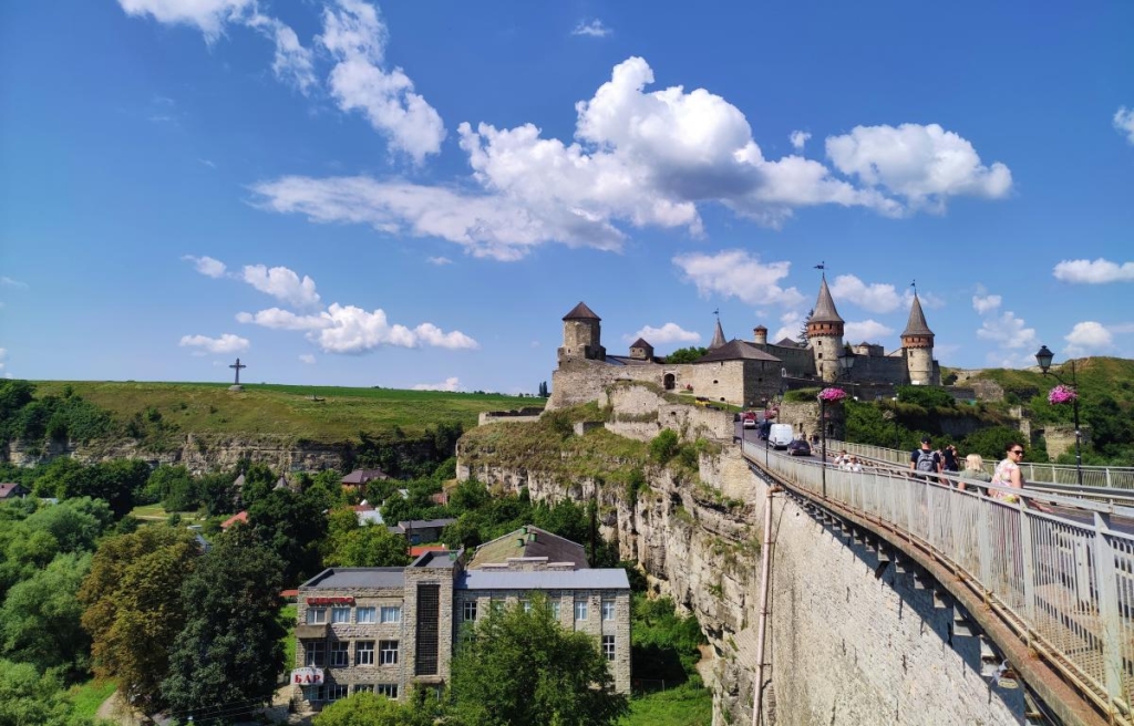 Мальовничі каньйони України: п'ять ідей для осінніх подорожей на природу 6 Кам'янець-Подільська фортеця розташована на схилах Смотрицького каньйону / фото Марина Григоренко