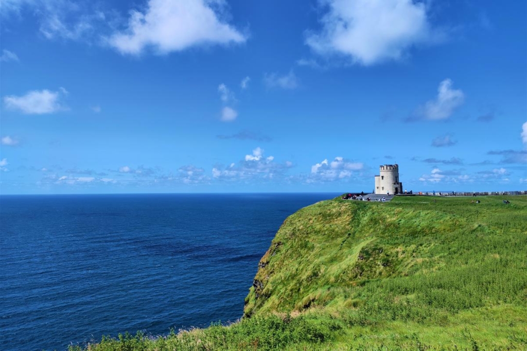 Мальовничі скелі Могер, або Ірландія "як в кіно" 32 Ще одна архітектурна пам'ятка на скелях Могер / фото Марина Григоренко