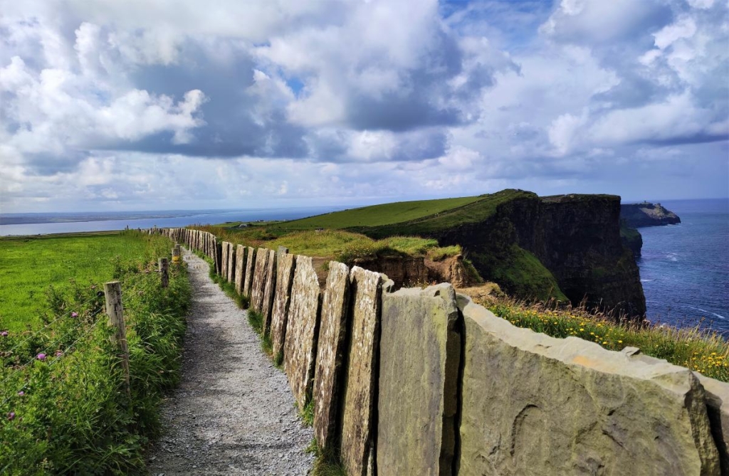 Мальовничі скелі Могер, або Ірландія "як в кіно" 29 На скелях Могер облаштували безпечні доріжки / фото Марина Григоренко