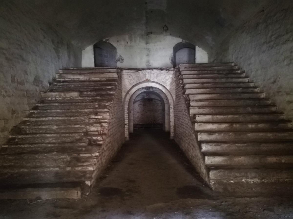 Замковий тунель Загадковий тунель в українському замку, ідеальний для Геловіну 2026.