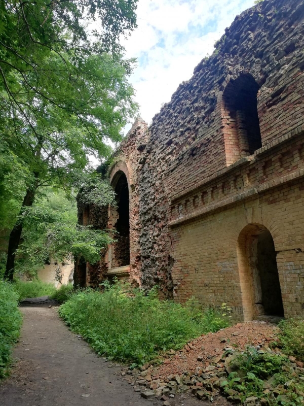 Містична церква Старовинна українська церква в тумані - містичне місце для Геловіну 2026.