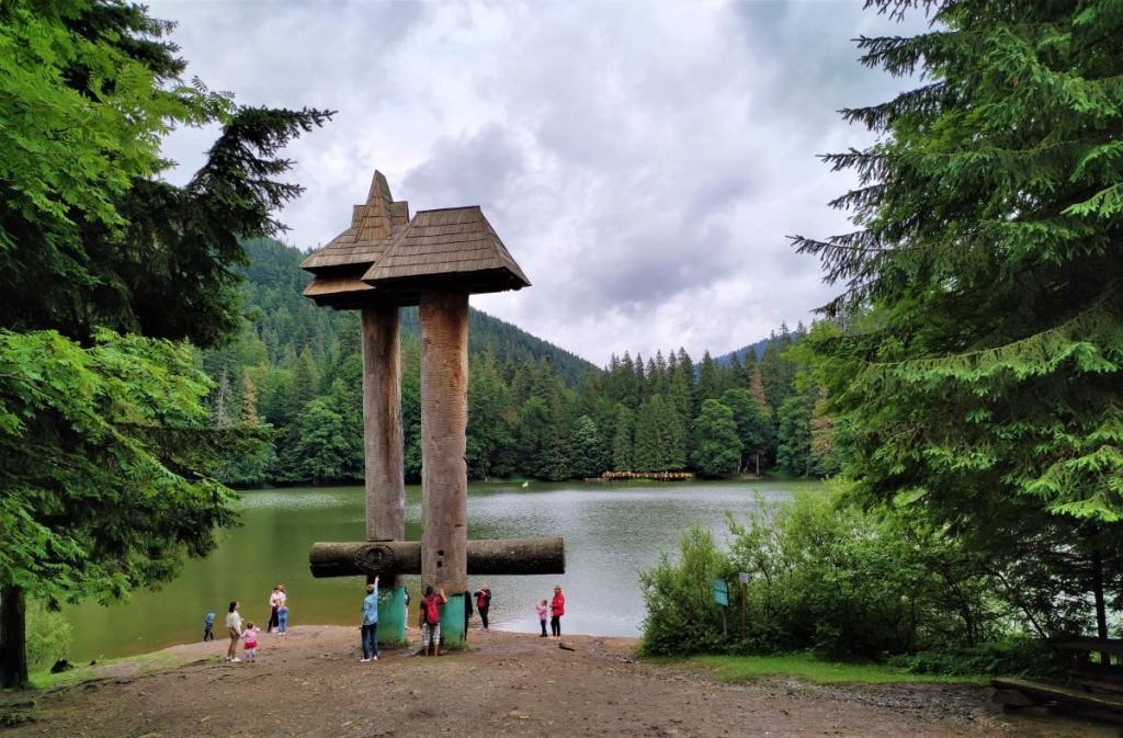 Озеро Синевир Озеро Синевир: мальовниче та містичне місце для відвідування на Геловін.