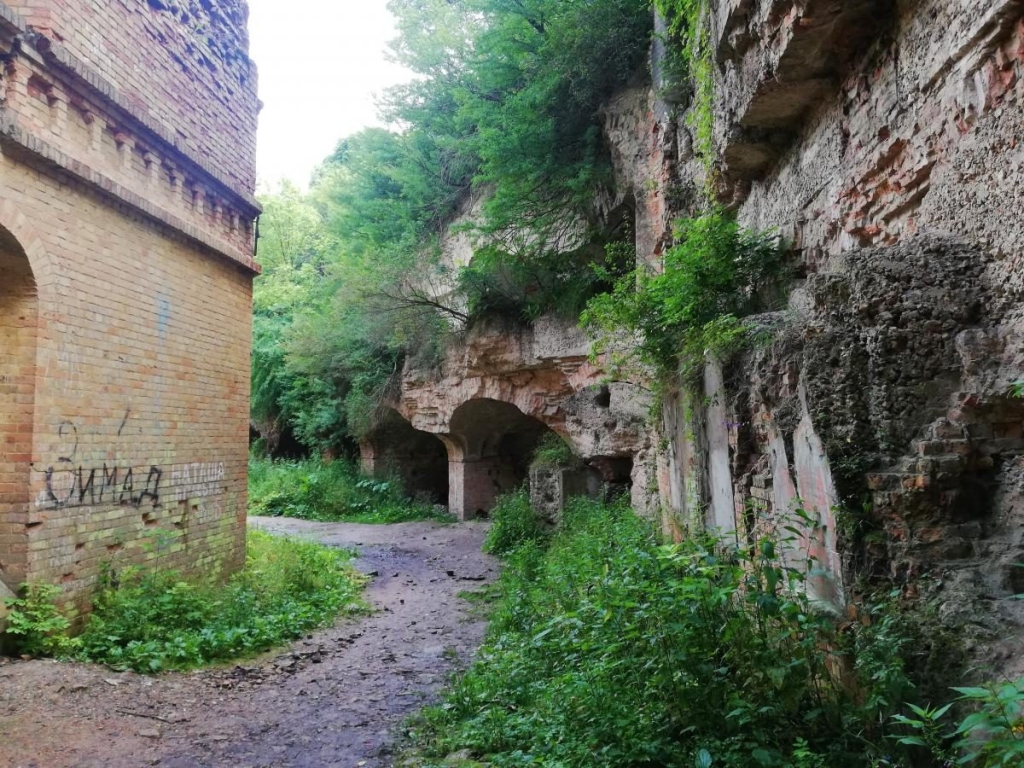 Замкові таємниці Інтер'єр старовинного замку в Україні, де блукають привиди на Геловін 2026.