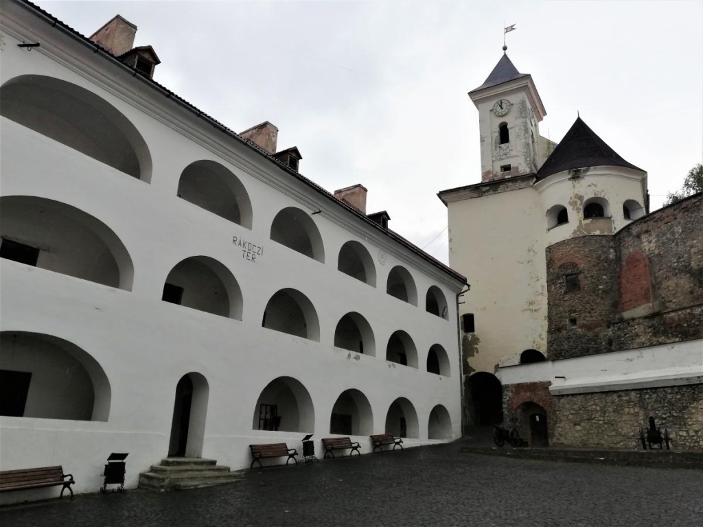 Замок "Паланок" Мукачівський замок "Паланок" - легендарна фортеця з привидами в Україні.