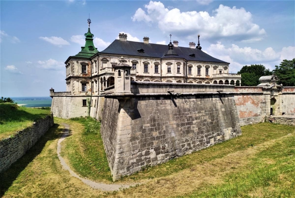 Замок з привидами Зображення замку з привидами в Україні, ідеально для містичного Геловіну 2026