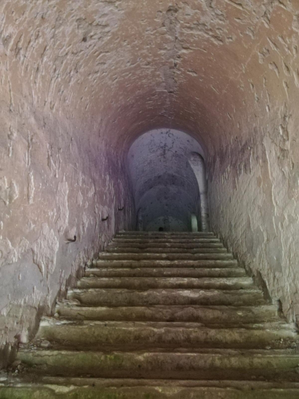 Кам'яна будівля Старовинна кам'яна будівля з привидами в Україні на Геловін 2026.