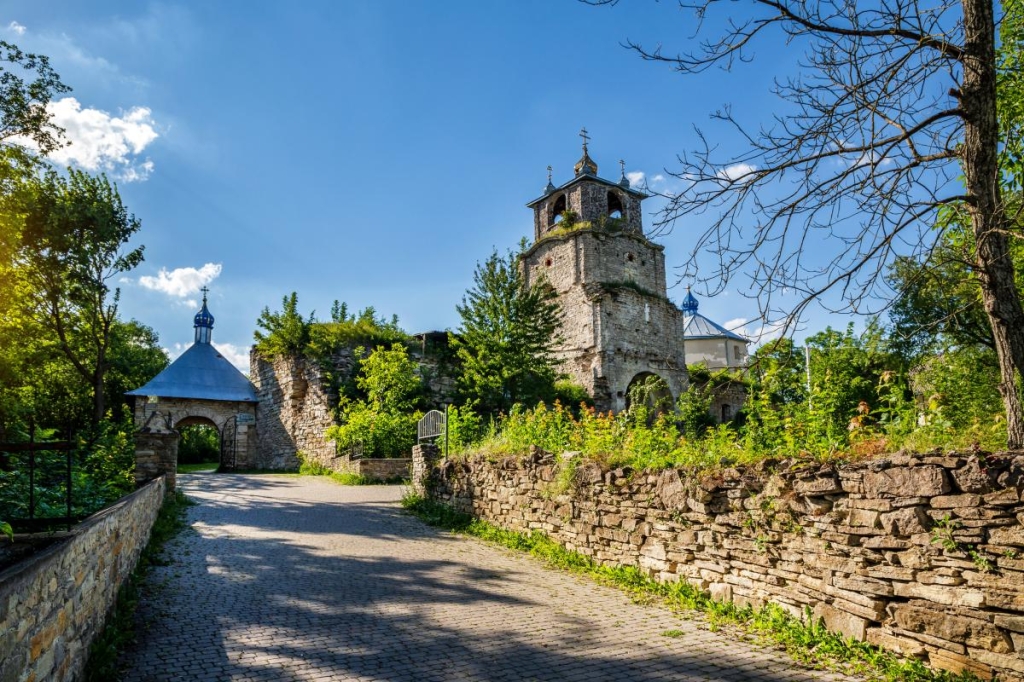 Монастир у Сатанові Свято-Троїцький монастир у Сатанові – містичне місце для Геловіну в Україні 2026