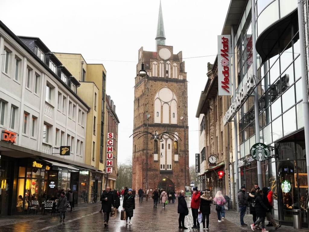 Море, замки та… черевички з цегли: чим цікаве німецьке місто Росток 6 Ворота Крепелінер в історичному центрі Ростока / фото Наталії Петерварі