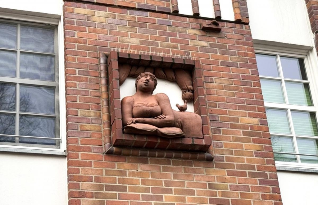 Море, замки та… черевички з цегли: чим цікаве німецьке місто Росток 9 Ліпнина на будівлях Ростока / фото Наталії Петерварі