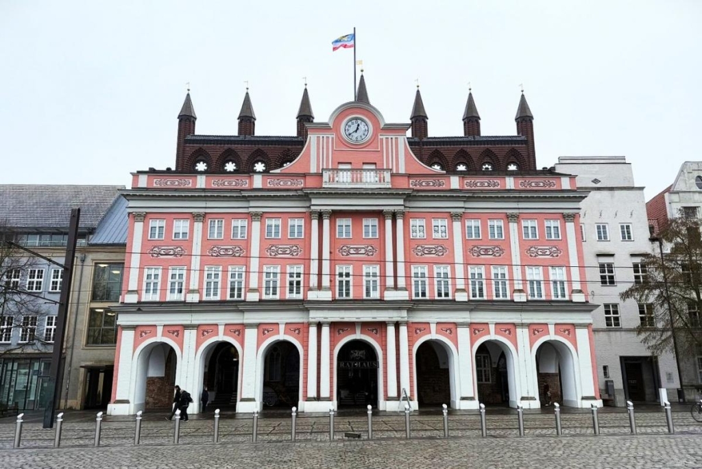 Море, замки та… черевички з цегли: чим цікаве німецьке місто Росток 5 Будівля Ратхаусу у Ростоку / фото на