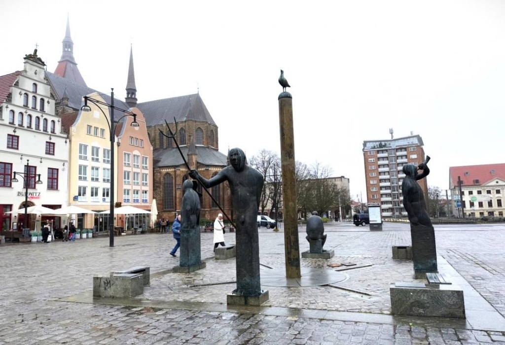 Море, замки та… черевички з цегли: чим цікаве німецьке місто Росток 3 Нова ринкова площа Ростока / фото Наталії Петерварі