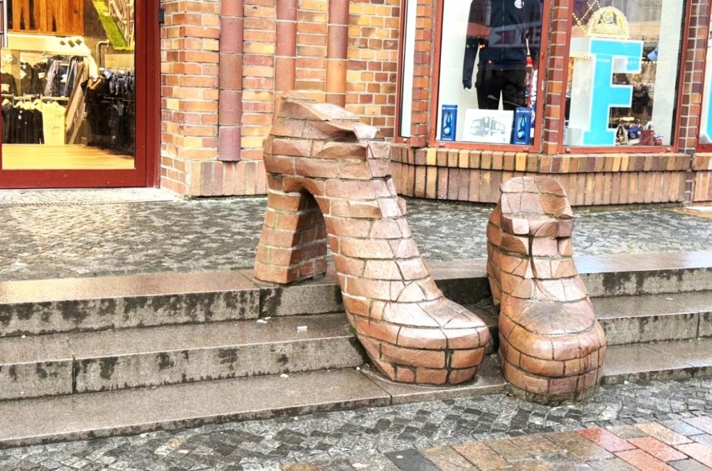 Море, замки та… черевички з цегли: чим цікаве німецьке місто Росток 10 Черевички з цегли у Ростоці / фото Наталії Петерварі