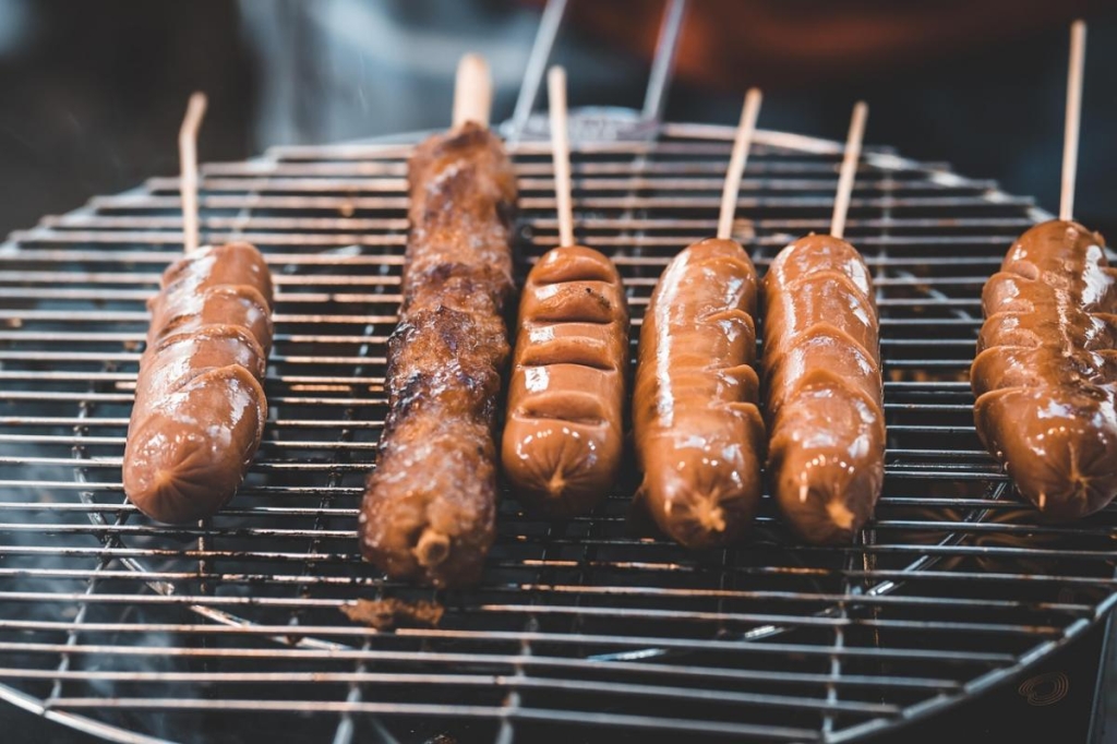 На будь-який смак: названо найкращі страви та напої у Швейцарії 3 У Швейцарії популярні ковбаски на грилі / фото фото pixabay.com