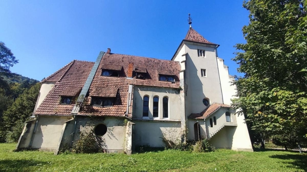 На Львівщині розвалюється закинутий костел, який так і не був освячений (фото, відео) 3 На Львівщині розвалюється закинутий костел, який так і не був освячений (фото, відео)