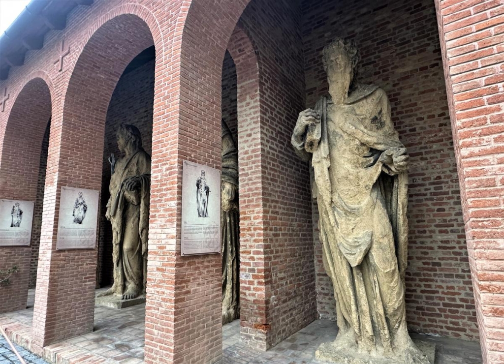 На перехресті культур: чим славиться угорське місто Печ на кордоні з Хорватією 8 Галерея апостолів перед входом у Кафедральний собор Печі / фото Наталії Петерварі