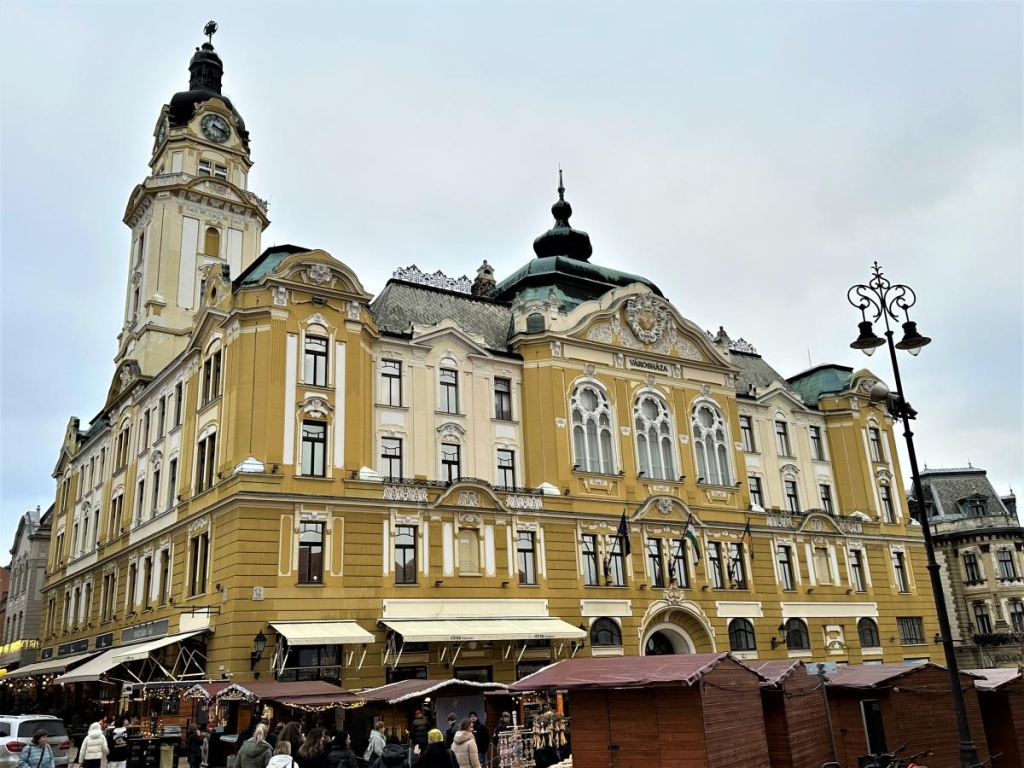 На перехресті культур: чим славиться угорське місто Печ на кордоні з Хорватією 1 Ратуша міста Печ / фото Наталії Петерварі