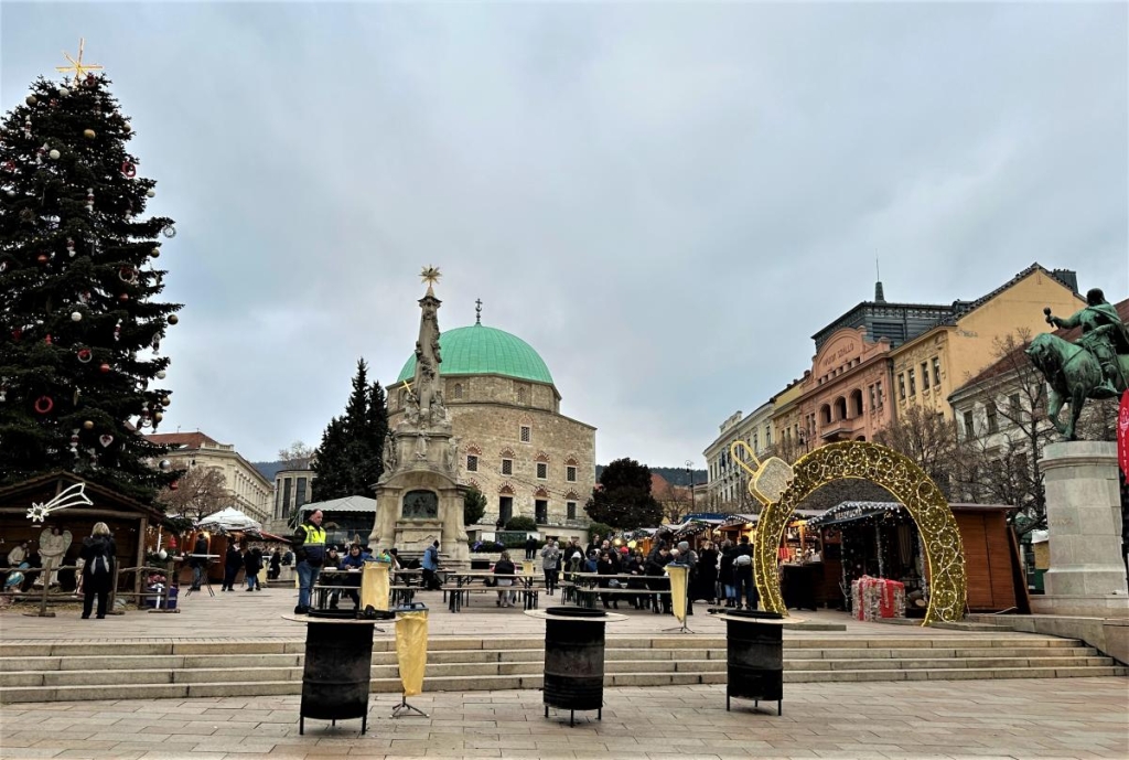 На перехресті культур: чим славиться угорське місто Печ на кордоні з Хорватією 4 Площа Сечені в місті Печ / фото Наталії Петерварі