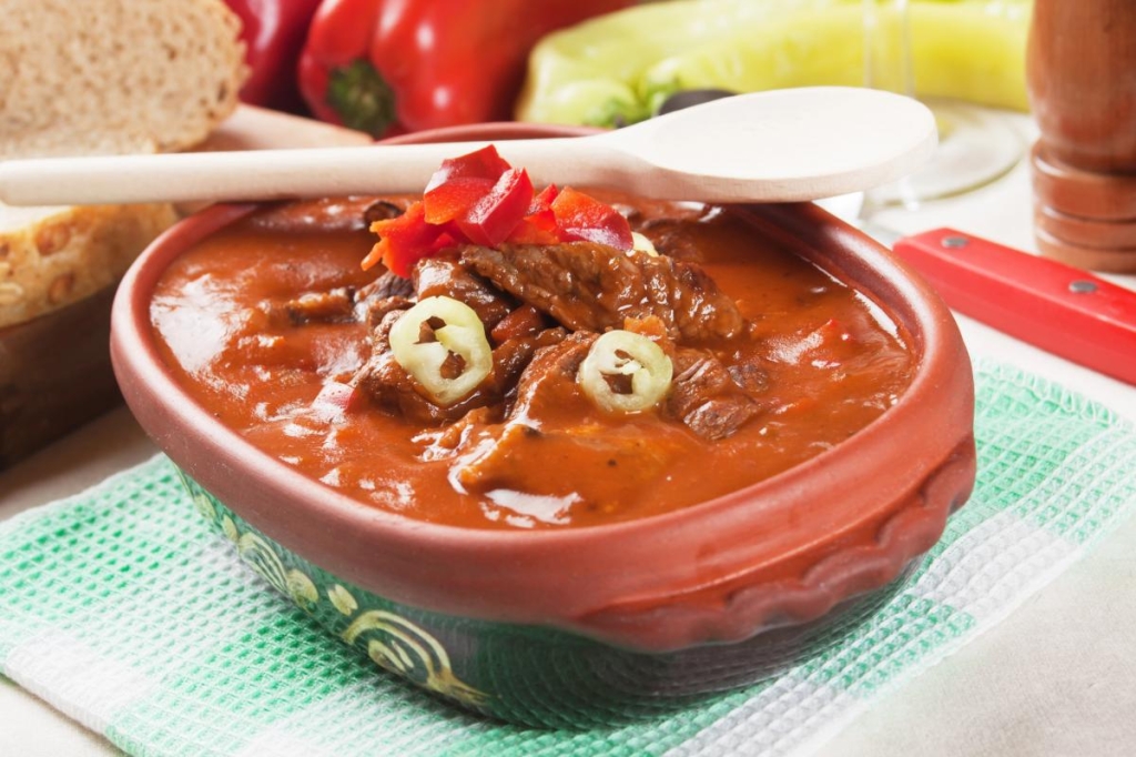 На перехресті культур: чим славиться угорське місто Печ на кордоні з Хорватією 10 Угорський суп гуляш / фото ua.depositphotos.com