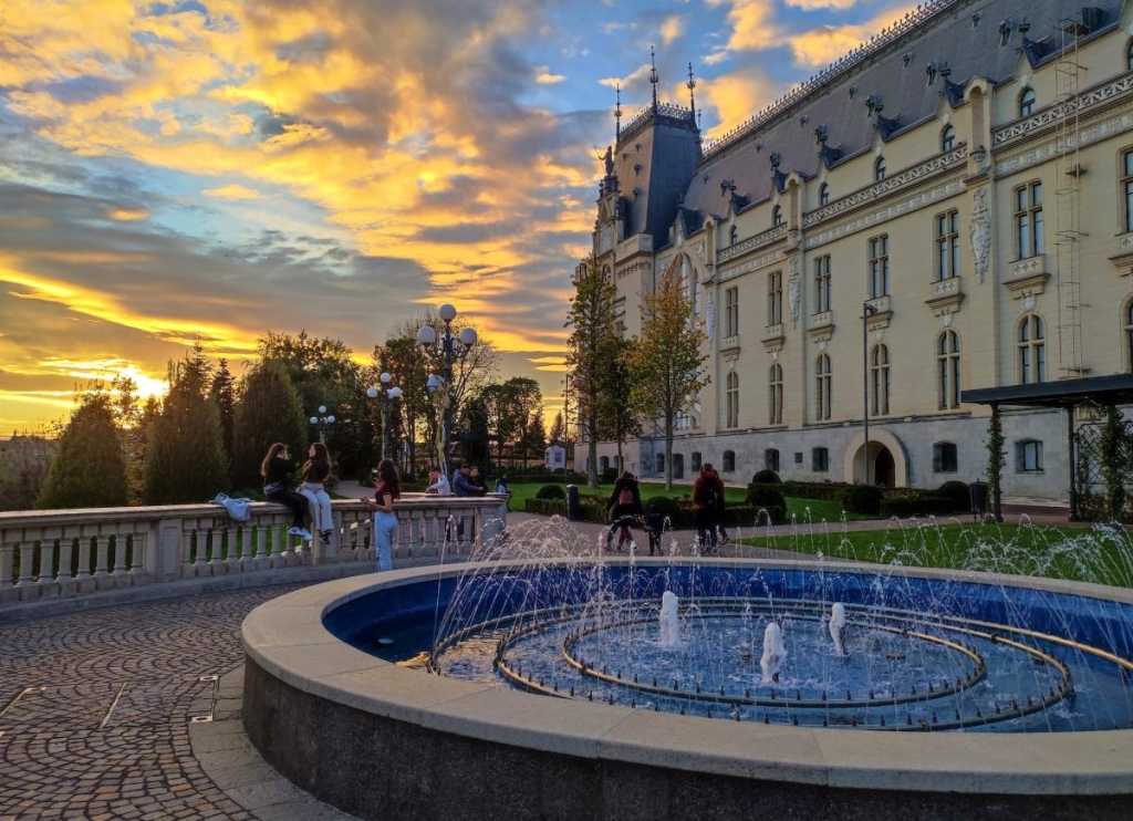 На привал в Ясси: зручна зупинка в Румунії перед вильотом у світ 23 Палац культури в Яссах є дуже популярним місцем / фото Марина Григоренко