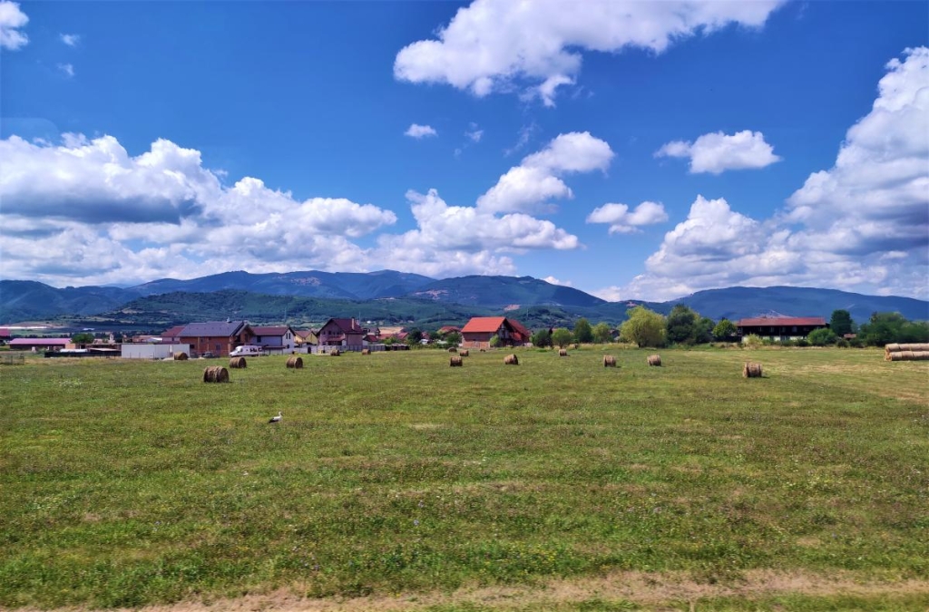 Не тільки замок Дракули: чим туристів приваблює трансільванське місто Брашов 1 Ось такі краєвиди з вікна поїзда до Брашова / фото Марина Григоренко