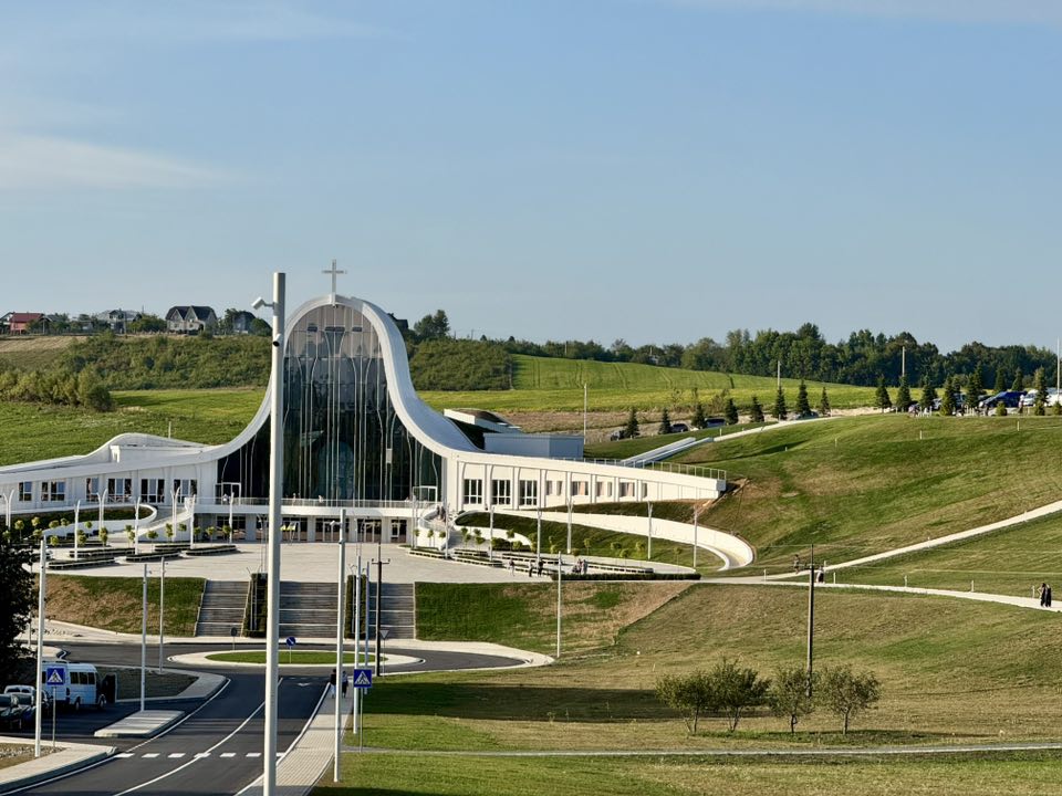 Неймовірної краси паломницькій центр в Україні з підземною базилікою: вражає навіть досвідчених туристів Неймовірної краси паломницькій центр в Україні з підземною базилікою: вражає навіть досвідчених туристів 4