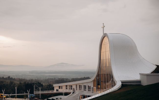 Неймовірної краси паломницькій центр в Україні з підземною базилікою: вражає навіть досвідчених туристів Неймовірної краси паломницькій центр в Україні з підземною базилікою: вражає навіть досвідчених туристів 1