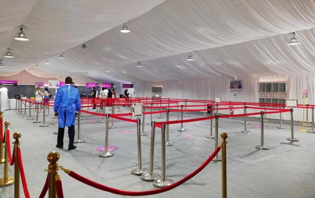 Незвідані Емірати: велич і спокій Рас-ель-Хайми 10 Один з пунктів здачі тестів на коронавірус в Рас-ель-Хаймі / фото Марина Григоренко