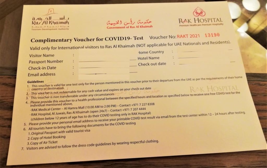 Незвідані Емірати: велич і спокій Рас-ель-Хайми 11 Ось так виглядає форма від готелю на здачу тесту на коронавірус / фото Марина Григоренко