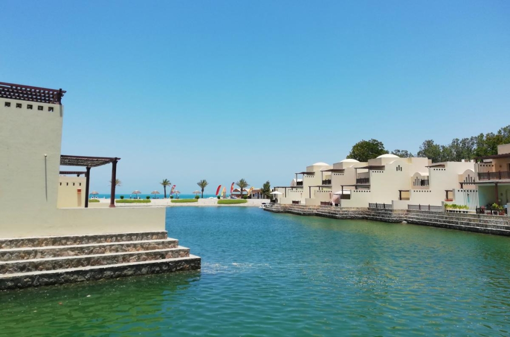 Незвідані Емірати: велич і спокій Рас-ель-Хайми 56 Море немов впивається в житлові будиночки / фото Марина Григоренко