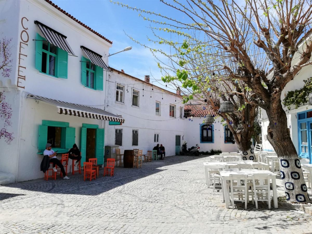 Оксамитовий сезон в Україні Vs за кордоном: куди краще вирушити на море восени 5 Типова туристична вуличка в Алачати / фото Марина Григоренко