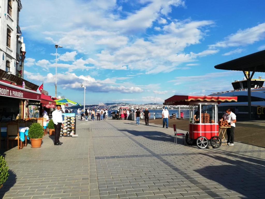 Оксамитовий сезон в Україні Vs за кордоном: куди краще вирушити на море восени 2 Ціни в Стамбулі в цілому дешевші за одеські / фото Марина Григоренко