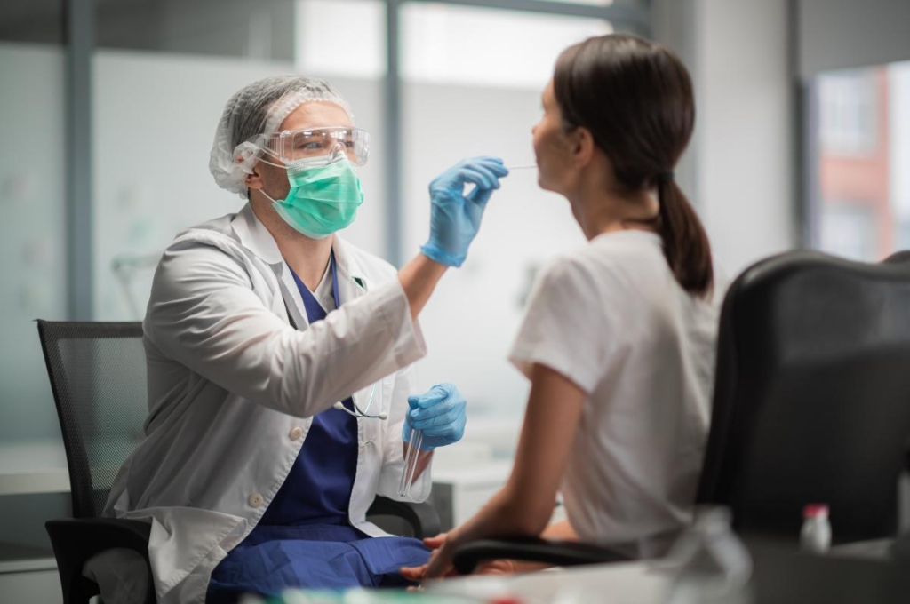 Особливості самоізоляції по-українськи: дві години на прогулянки та майже безболісне дострокове звільнення на свободу 1 Від самоізоляції в Україні може звільнити негативний результат ПЛР-тесту / фото ua.depositphotos.com